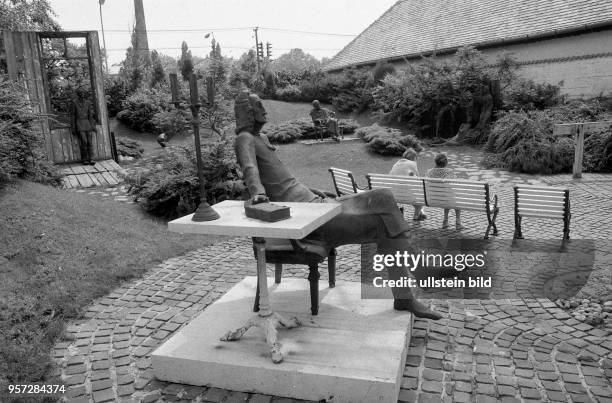 Im Garten des von Bildhauer Imre Varga in seinem 1983 selbst eingerichteten Museum im Budapester Stadtteil Obuda, aufgenommen 1988.