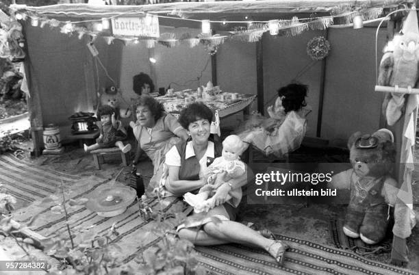 Fest einer Kleingartenkolonie in Eisleben im Mansfelder Land, aufgenommen im Juni 1985. Hier zwei Frauen mit ihren liebevoll aufgebauten Puppen und...