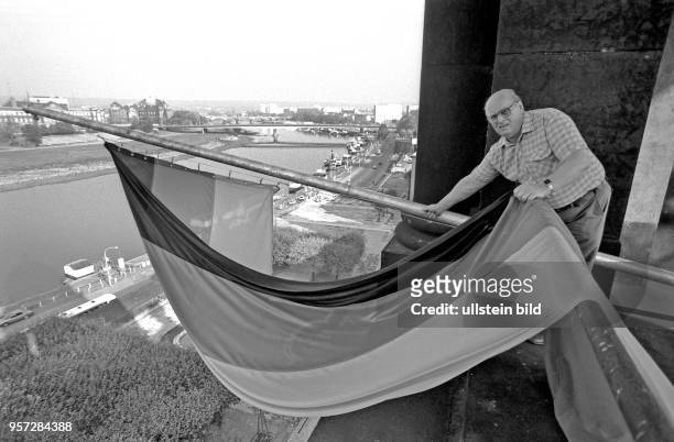 Am Nachmittag des hisst Hausmeister Rolf Becker auf dem Turm des Ständehauses an der Brühlschen Terrasse in Dresden die Deutschlandfahne. Tags darauf...