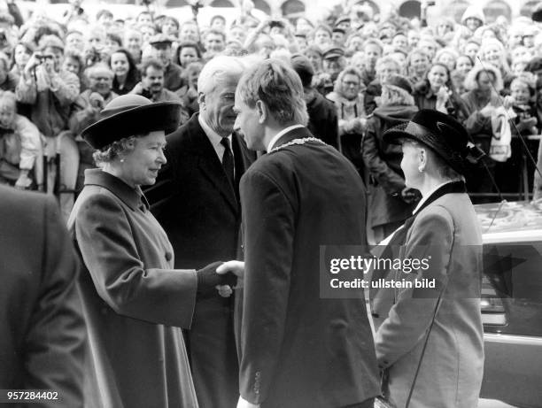 Dresdens Oberbürgermeister Dr. Herbert Wagner begrüßt am die britische Königin Elizabeth II. Am Altmarkt in Dresden. Auch Bundespräsident Richard von...