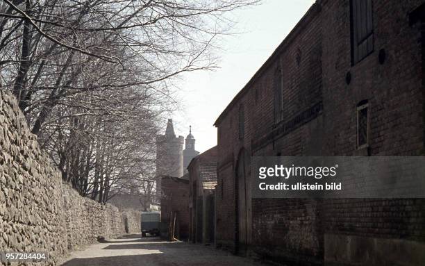 Blick entlang der Stadtmauer von Bernau bis zum Steintor mit dem Hungerturm, aufgenommen im Winter 1965. Seit 1882 werden im Steintor als Teil vom...