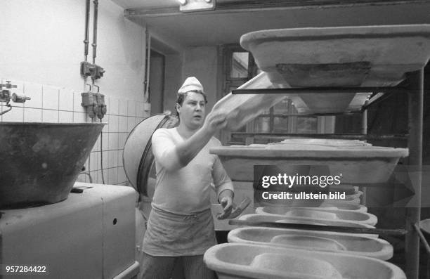 Bäckermeister Schmidt bereitet in seiner Bäckerei in Meiningen Teig für die Brote vor, aufgenommen 1986.