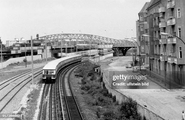 Der S-Bahnhof Bornholmer Straße an der Bornholmer Brücke ist im Mai 1990 nur noch eine Ruine. Während der Teilung der Stadt war er nicht in Betrieb,...