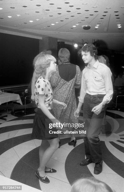 Jugendliche tanzen auf der Tanzfläche in der Diskothek im Palast der Republik in Berlin , aufgenommen 1984. Die Disco im Palast der Republik war eine...