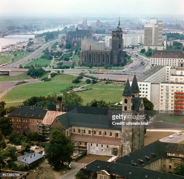 Das Kloster Unser Lieben Frauen in Magdeburg an der Elbe, im Hintergrund der Dom mit nur einer Turmspitze, undatiertes Foto von 1977.