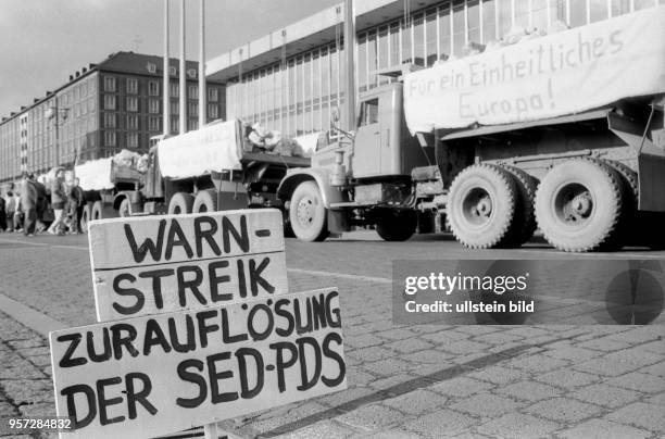 Mehrere Betriebe haben im Februar 1990 in Dresden zu einem Warnstreik aufgerufen und protestieren vor allem gegen die Vormachtstellung der SED, hier...