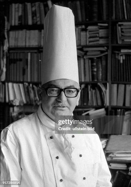 Der Fernsehkoch Rudolf Kroboth in seiner heimischen Bibliothek mit einer Kochbuchsammlung von über 2000 Bänden, aufgenommen 1978 in Rostock. Unter...