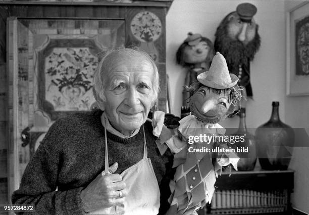 Der 86jährige Puppenspieler, Puppengestalter und Regisseur Carl Schröder mit einer seiner Puppen in seinem Atelier in Radebeul, aufgenommen im August...