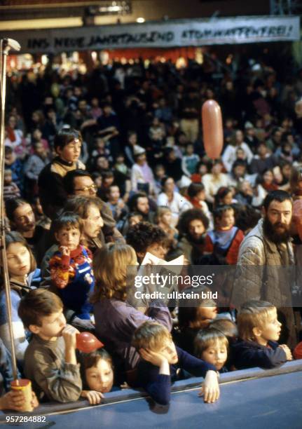 Große und kleine Zuschauer beim Festival des politischen Liedes im Palast der Republik in Ostberlin im Februar 1982. Im Hintergrund ein Transparent...