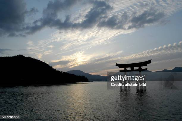 Japan / Insel Miyajima / Eines der meist fotografiertesten Objekte in Japan ist wohl das berühmte große Torji vor dem Isukushima-Schrein auf der...