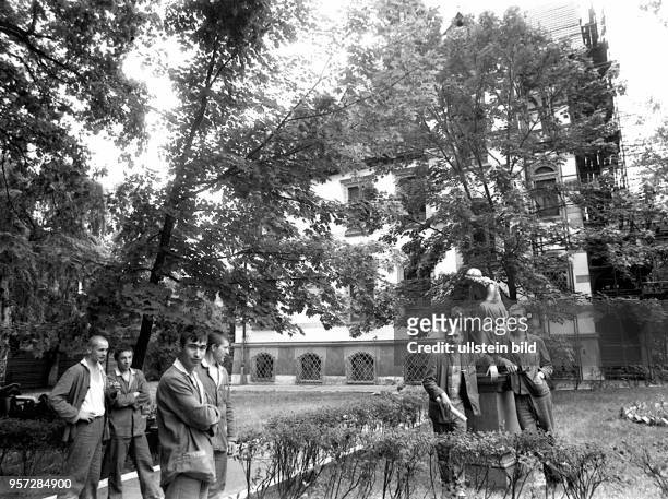 Russische Soldaten posieren im Garten des ehemaligen Lahmann-Sanatoriums in Dresden im Stadtteil Weißer Hirsch, aufgenommen im Sommer 1990. Bis 1940...