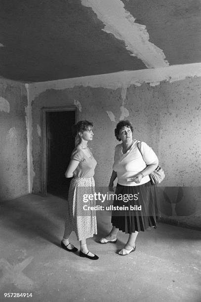 Zwei Frauen - künftige Mieter in einer Neubauwohnung in einem der Plattenbauten im Wohngebiet Ernst-Thälmann-Park in Berlin - schauen sich in einer...