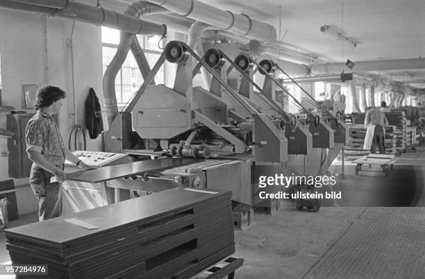 Im VEB Möbelwerke in der Lutherstadt Eisleben werden Möbel gefertigt, aufgenommen im Mai 1982.