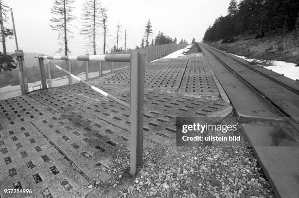 Schienen zum Brocken, gesäumt von Streckmetallzaun der innedeutschen Grenze, aufgenommen im März 1990. Der Brocken im Harz war bis zur deutschen...