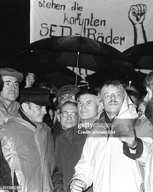 Hans Modrow , Erster Sekretär der Bezirksleitung der SED in Dresden, und der Dresdner Oberbürgermeister Wolfgang Berghofer mit Mitgliedern der...