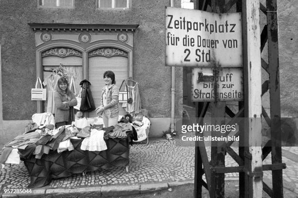 In Gerbstedt in der Kupferbergbau-Region Mansfelder Land findet ein Flohmarkt statt, aufgenommen im Mai 1984. Diese beiden Frauen verkaufen an ihrem...