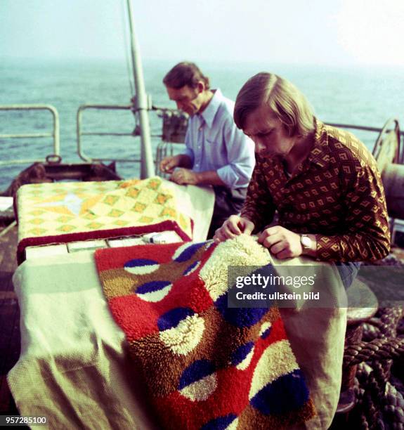 Rostock / Fischfang / Hochseefischerei / August 1974 / DDR-Fernfischer auf dem Fangplatz Georgesbank / Nach getaner Arbeit an Bord des Kuehl-und...