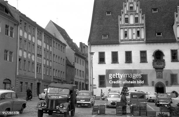 Leere Holzkisten eines Wochenmakrtes in der Altstadt von Meißen auf dem Marktplatz, undatiertes Fotos aus den 1970er Jahren.