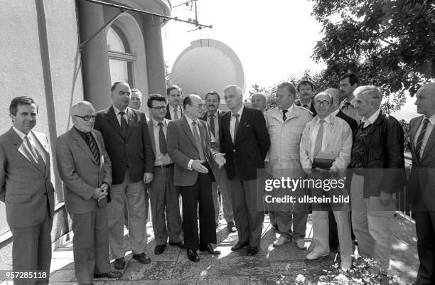 Manfred von Ardenne, Direktor des gleichnamigen Forschungsinstitutes, empfängt Gäste auf der Terrasse der Institutsvilla im Dresdner Stadtteil Weißer...