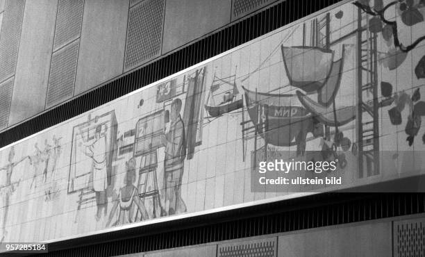 Innenaufnahmen aus dem Staatsratsgebäude der DDR in Ostberlin - Wandmosaike zeigen Werke des Sozialistischen Realismus, aufgenommen im September...