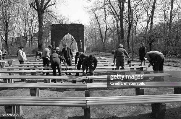 Einsatz des NAW in der Lutherstadt Eisleben im Mai 1982. Hier beim Streichen von Bänken für die Festlichkeiten zu Ehren des 500. Geburtstages des...