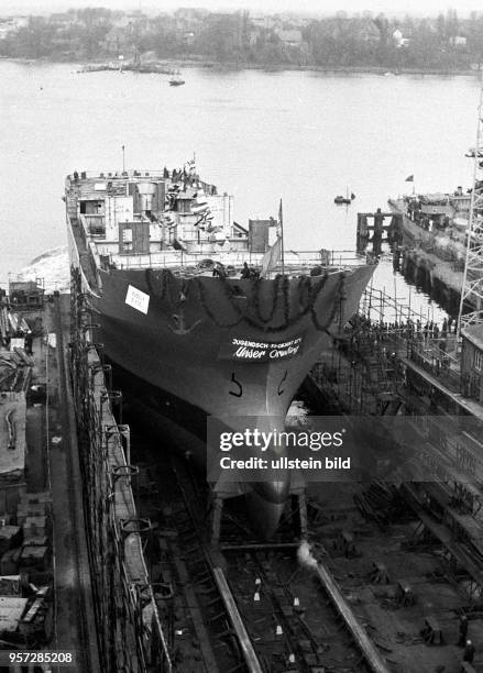 Schiffstaufe und Stapellauf des Motorfrachters "Rudolf Diesel" in der Rostocker Schiffswerft Neptun, aufgenommen am . Das 121 Meter lange Schiff wird...