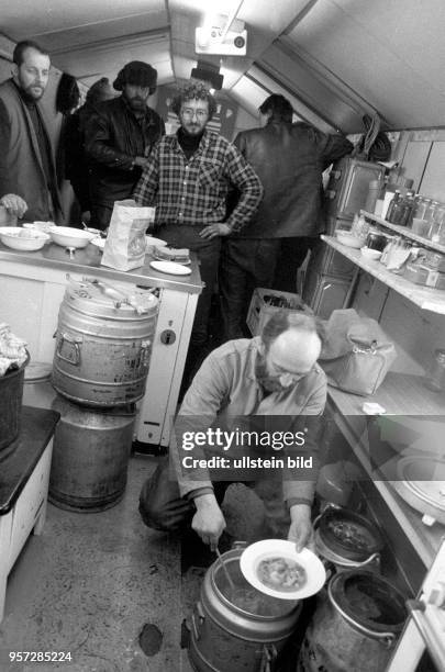 Arbeiter werden 1986 in der Sowjetunion im Gebiet Perm im Ural in einer Kantine der Baustelle der Erdgastrasse aus Russland nach Westeuropa versorgt....