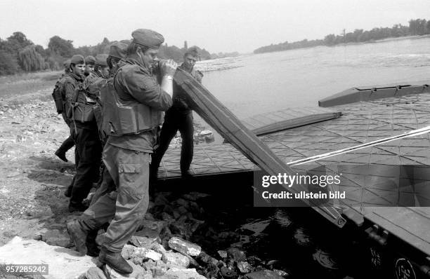 Soldaten der Nationalen Volksarmee beim Verlegen einer Ponton-Brücke, aufgenommen bei der Ausbildung von Bodentruppen der Nationalen Volksarmee der...