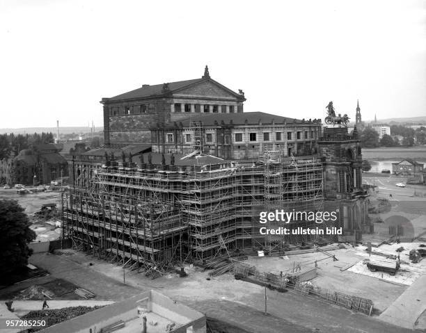 Mehr als 30 Jahre nach der Zerstörung der Dresdner Semperoper im Zweiten Weltkrieg wird am 24.6.1977 in einem Festakt die Grundsteinlegung zum...