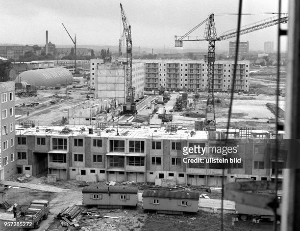 Blick auf eine Baustelle in Dresden-Prohlis, im Hintergrund eine Traglufthalle, aufgenommen 1977. Mit vorgefertigten Betonelementen war im...