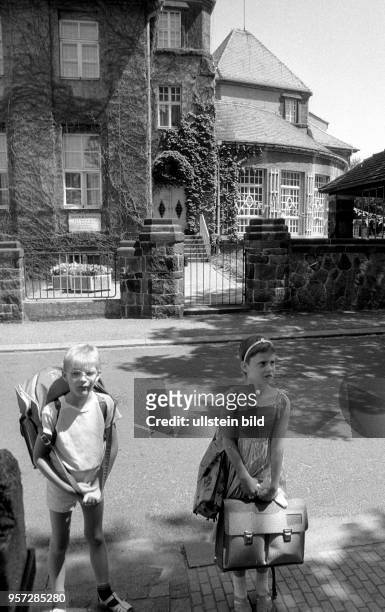 Zwei Schulkinder stehen mit ihren Ranzen auf einem Gehweg in Radeburg, aufgenommen im Sommer 1989 in Radeburg. Die Stadt feiert in diesem Jahr ihr...