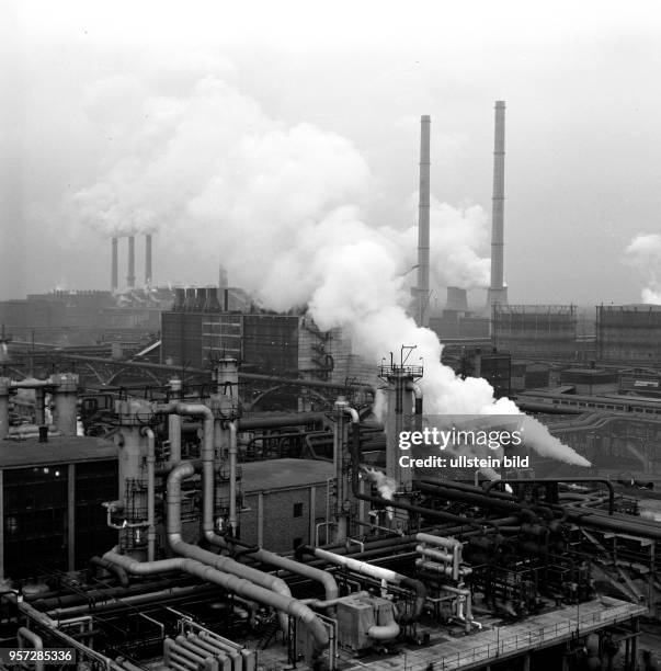 Blick auf das Kombinat Schwarze Pumpe mit rauchenden Schloten, undatiertes Foto vom Dezember 1966. Braunkohle aus den umliegenden Tagebauen wurde...