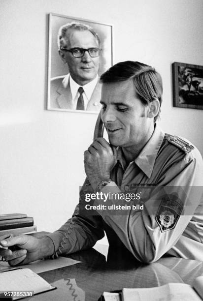 Der Abschnittsbevollmächtigte der Deutschen Volkspolizei, Wolfgang Kawolat, bei seiner täglichen Arbeit in seinem Büro in Berlin-Mitte, aufgenommen...
