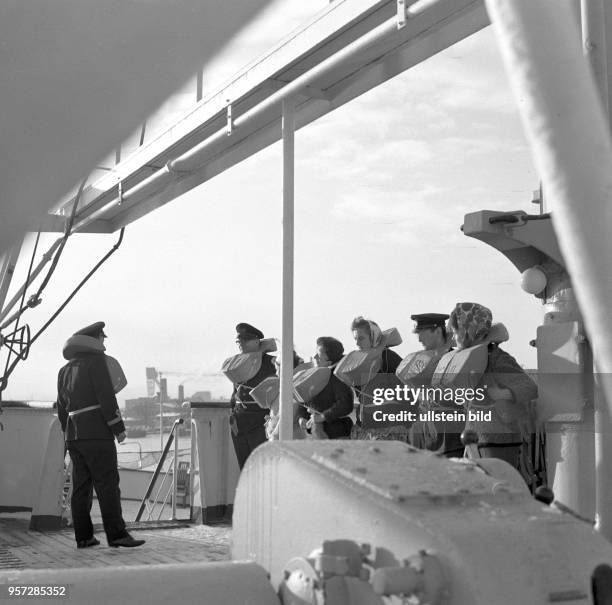 Eine Rettungsübung auf dem DDR-Passagierschiff "Völkerfreundschaft", aufgenommen im Dezember 1965.