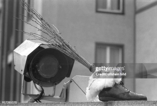 Pünktlich zu Nikolaus am steht dieser mit einer Rute gefüllte Stiefel vor einer Überwachungskamera auf der Mauer der Bezirksverwaltung Dresden des...