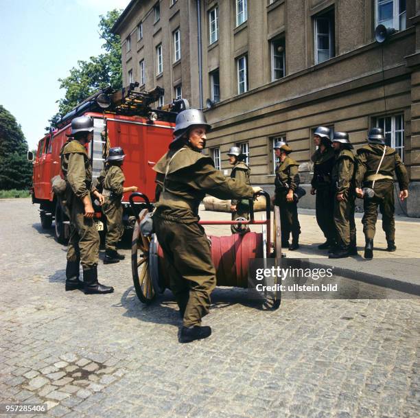 Mitglieder der Feuerwehr von Neustrelitz bei einer Schau-Vorführung im Rahmen der Feierlichkeiten zum 100. Jahrestag der Feuerwehrdes Ortes,...