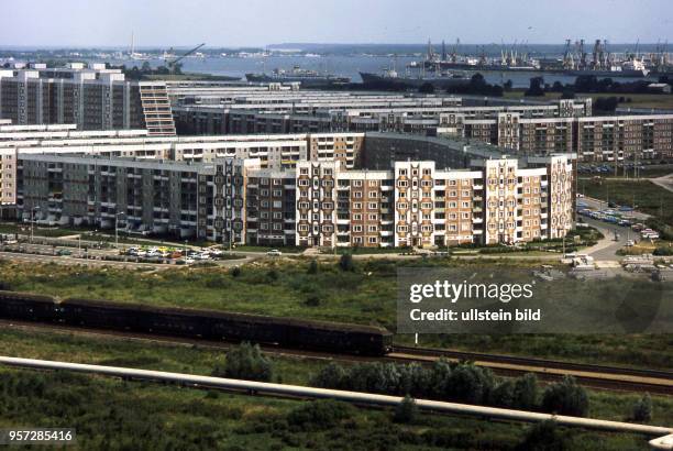 Blick auf das Neubaugebiet Rostock Schmarl mit dem Überseehafen, aufgenommen im Frühjahr 1980. Die Plattenbausiedlung Schmarl im Nordwesten der Stadt...