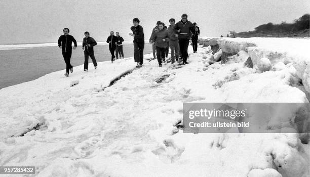 Gelegentlicher Schneefall und ein vereister Strand hindern die Kurpatienten des FDGB-Erholungsheimes "Waterkant" in Börgerende nicht am morgendlichen...