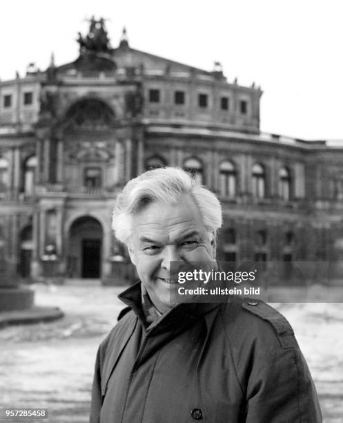 Der Kammersänger Theo Adam am Tag der Wiedereröffnung der Semperoper vor dem wiederaufgebauten Opernhaus auf dem Theaterplatz in Dresden, aufgenommen...