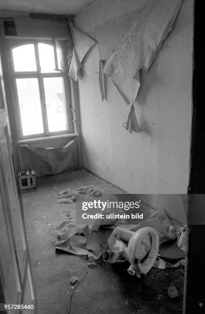 Blick in ein Zimmer mit Müll und lose von den Wänden hängenden Tapetenresten in einem abrißgefährdeten Haus in der Altstadt von Stendal, aufgenommen...