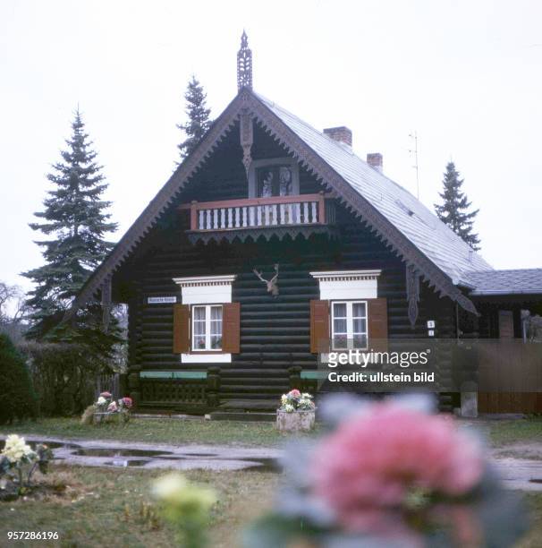 Häuser im Stil der tradtionellen russischen Holzhausbaukunst stehen in der Russischen Kolonie in Potsdam , aufgenommen 1984. Foto : Reinhard Kaufhold