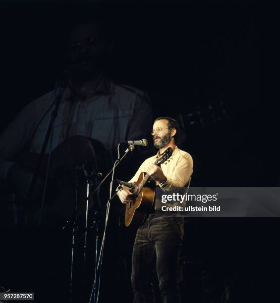 Der Liedermacher Kurt Demmler bei einem Auftritt im Palast der Republik in Berlin, aufgenommen 1982. Demmler war einer der erfolgreichsten Rocktexter...