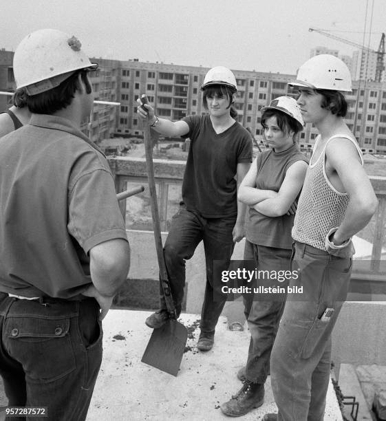 Junge Leute vom VEB Baukombinat Dresden bei einer Unterweisung auf der Großbaustelle Dresden-Zschertnitz, aufgenommen 1975. Mit vorgefertigten...