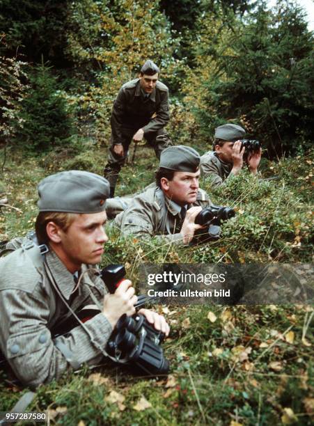 Ausbildung von Offizieren im Gelände an der Offiziershochschule der Grenztruppen der DDR "Rosa Luxemburg" in Suhl, undatiertes Foto vom Oktober 1984.