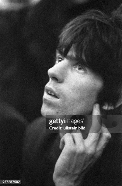 Gitarrist Keith Richards von der britischen Rockband The Rolling Stones, aufgenommen im April 1967 in Warschau. Die Rolling Stones gastierten im...