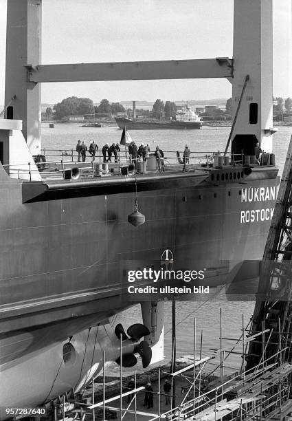 Die Schiffbauer der Mathias-Thesen-Werft Wismar warten am auf dem Achterschiff des ersten Eisenbahn-Großfährschiffes der DDR auf den Stappellauf. Das...