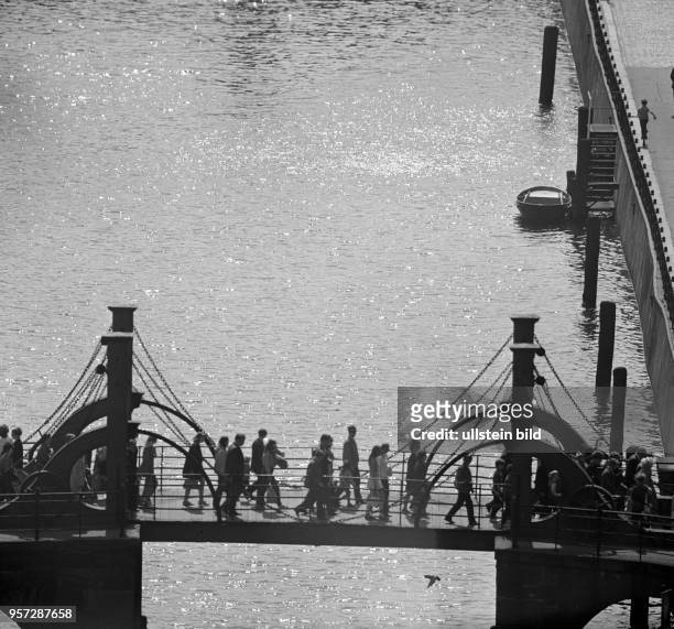Menschen überqueren die Jungfernbrücke, aufgenommen 1975 in Berlin-Mitte. Die Zugbrücke wurde um die Wende des 17. Zum 18. Jahrhundert von Martin...