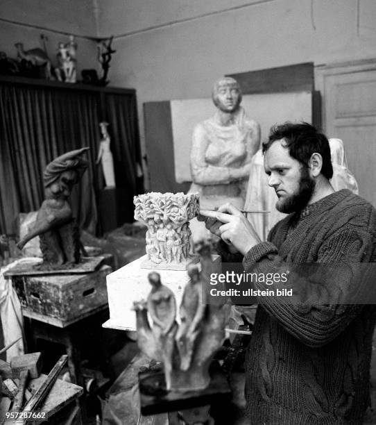 Der Bildhauer Vinzenz Wanitschke arbeitet an einer Plastik in seinem Atelier in Dresden, aufgenommen Anfang der 70er Jahre. Er studierte in den 50er...