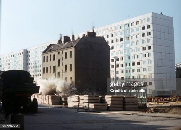 Sprengung eines alten Hauses vor einem neuen Plattenbauten in der Frankfurter Allee Süd, undatiertes Foto aus dem Jahr 1974. In den 1970er Jahren...
