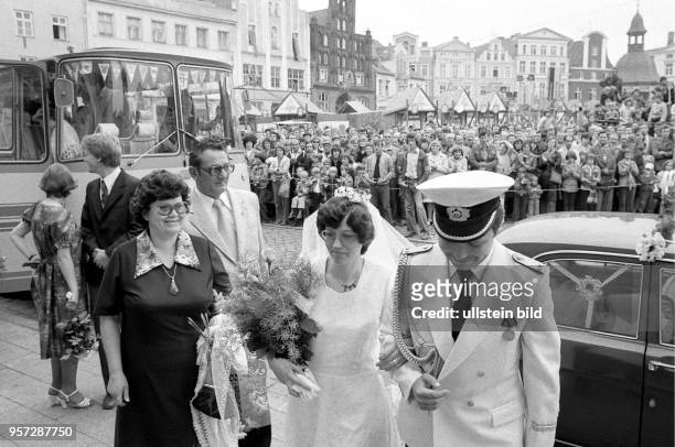 Festliche Hochzeit zur 750-Jahrfeier von Wismar im Rathaus der Hansestadt, aufgenommen im Juli 1979. Unter dem Beifall hunderter Zuschauer begibt...